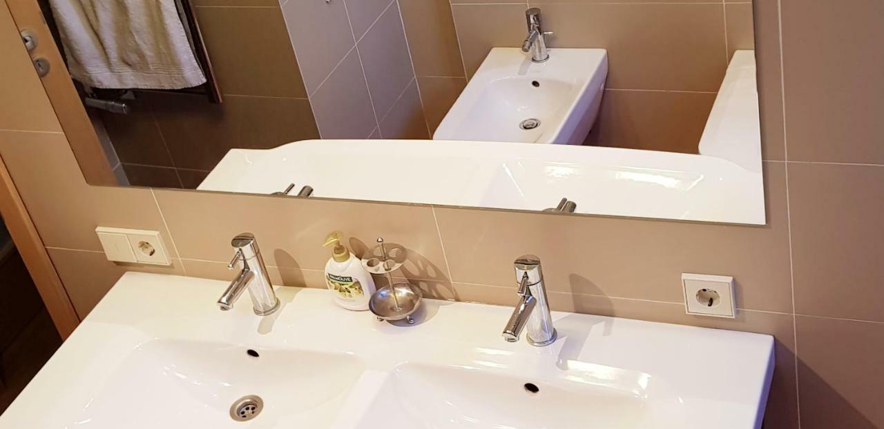 Exceptional Uzupis Bridge 3 Bedroom Apartment วิลนีอุส ภายนอก รูปภาพ
