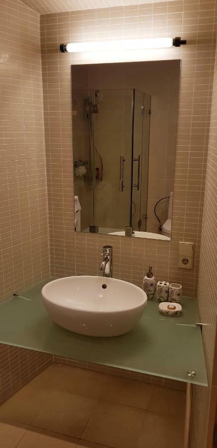Exceptional Uzupis Bridge 3 Bedroom Apartment วิลนีอุส ภายนอก รูปภาพ